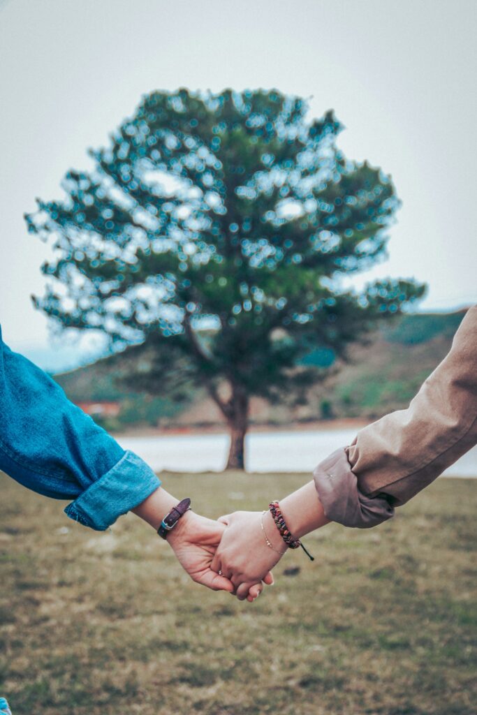 Two people holding hands – rebuilding healthy relationships beyond codependency